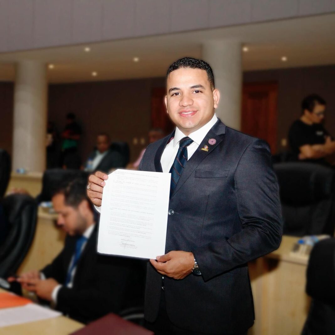 Siguen las renuncias de miembros del Comité Central PLD, se fue regidor Manuel Villanueva Solorín