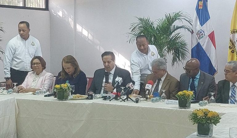 Ministro de Salud llama a población dominicana a no tener miedo por gripe aviar a través de huevos