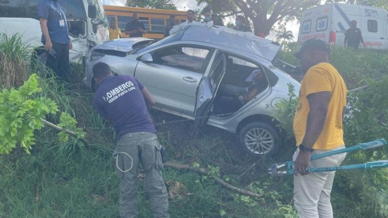 Pierden la vida cuatro personas en choque entre automóvil y autobús