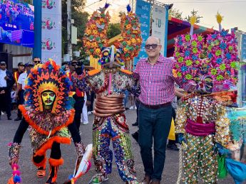Carnaval de Santiago arrancó hoy en el Parque Central con un vistoso colorido