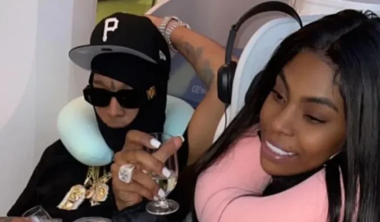 Rochy RD y su exposa escenifican refriega con piedra en mano