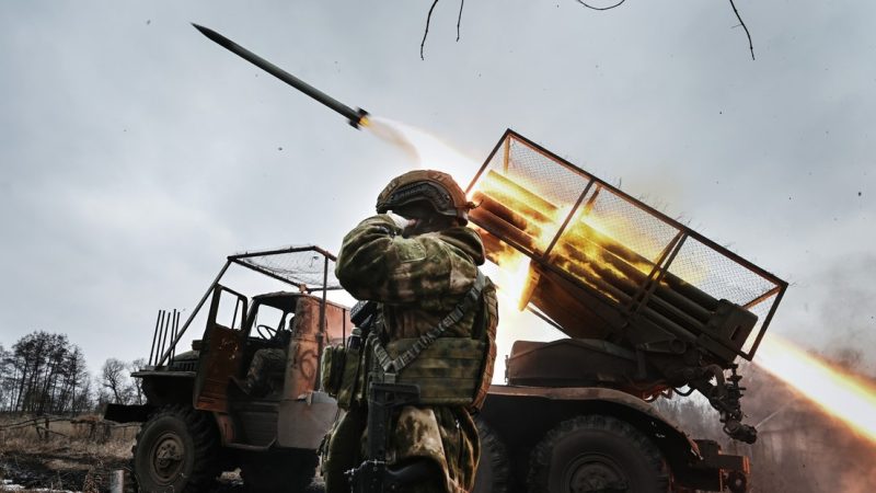 Ejército ruso lanza ataques contra Ucrania e impacta aeródromos militares y almacenes de drones