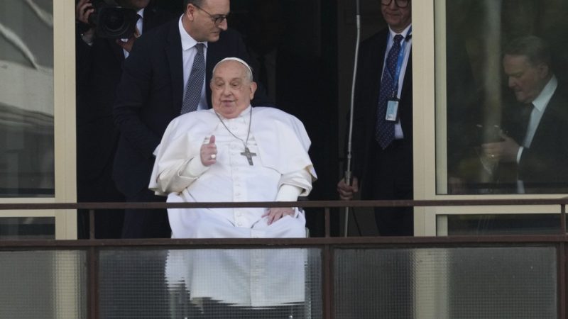 El Papa Francisco se deja ver ante el público por primera vez tras su internado