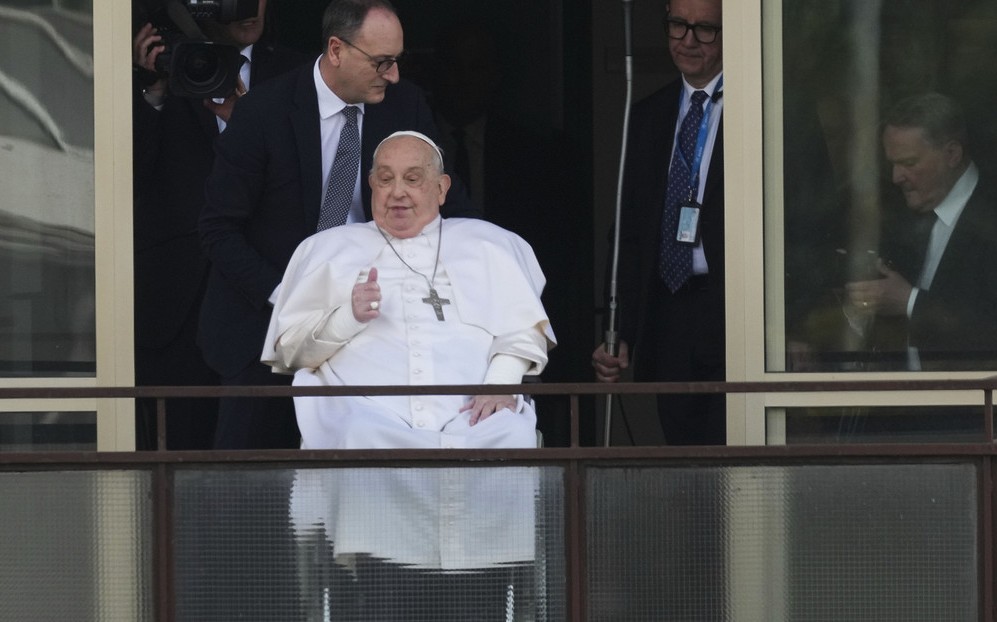 El Papa Francisco se deja ver ante el público por primera vez tras su internado