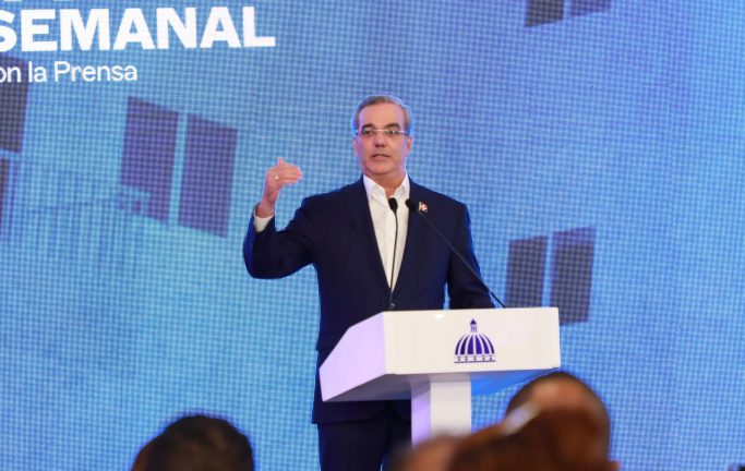 Presidente Luis Abinader contesta críticas de Leonel y le dice que pase por Santiago para que vea todo lo que ha hecho