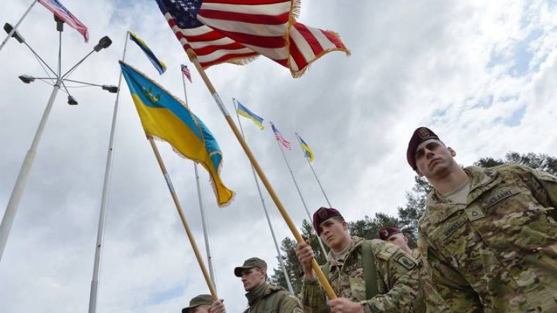 Después de discusión con Zelenski, Trump para ayuda militar a Ucrania