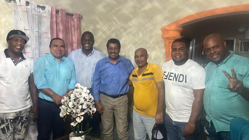 Ex alcalde Jesús Feliz recorre barrios de Santo Domingo Norte en consulta con presidentes direcciones medias y de bases