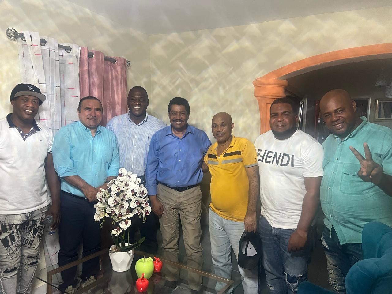 Ex alcalde Jesús Feliz recorre barrios de Santo Domingo Norte en consulta con presidentes direcciones medias y de bases