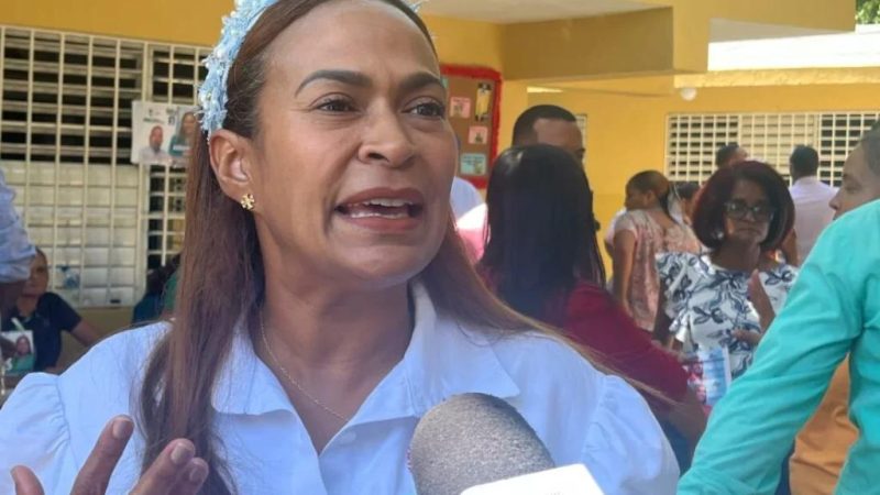 Dirigente de la Fuerza Magisterial Adhamilka Espinal condena agresión policial contra maestros que exigían construcción de escuelas*