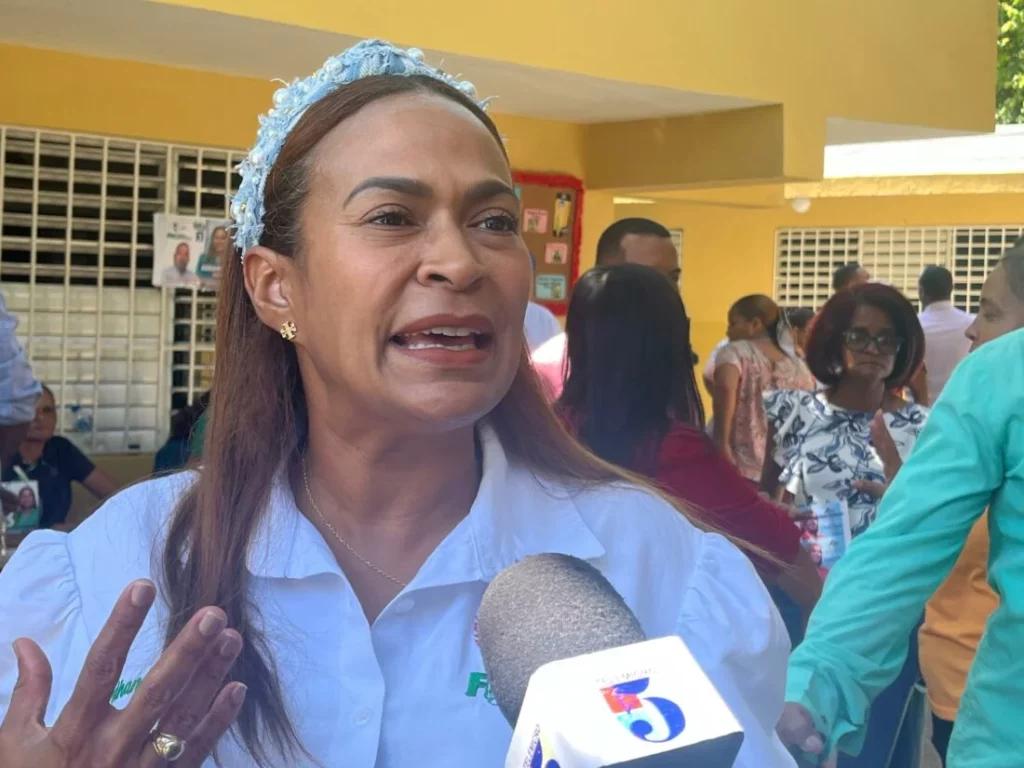 Dirigente de la Fuerza Magisterial Adhamilka Espinal condena agresión policial contra maestros que exigían construcción de escuelas*