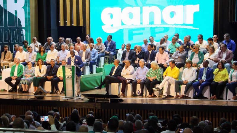 Antonio Florián (Peñita) recibe contundente apoyo mayoría de la Dirección Politica; abarrota Salón de la Fama