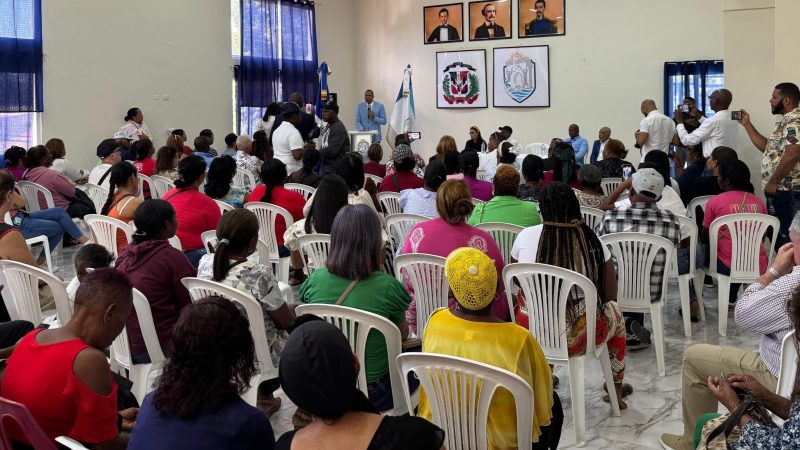 Pro Consumidor se reúne con autoridades de Boca Chica para buscar una salida a los altos precios de los alimentos que expenden en la playa