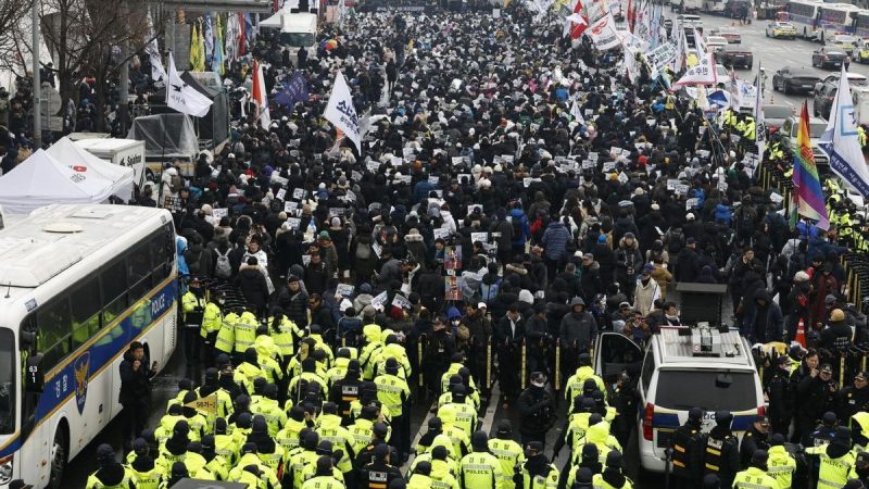Multitudinarias concentraciones se realizan en calles de Seúl a favor y en contra del suspendido presidente Yoon