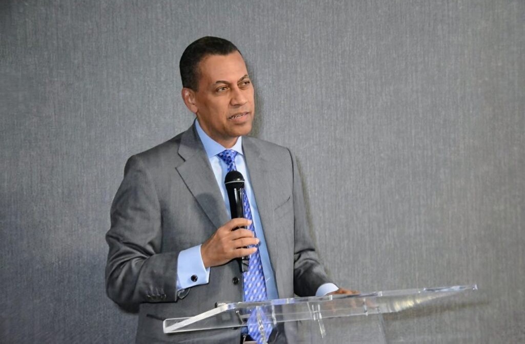 Miami: Guido Gómez Mazara muestra segunda edición de su libro Transición Electoral 1966- 1996