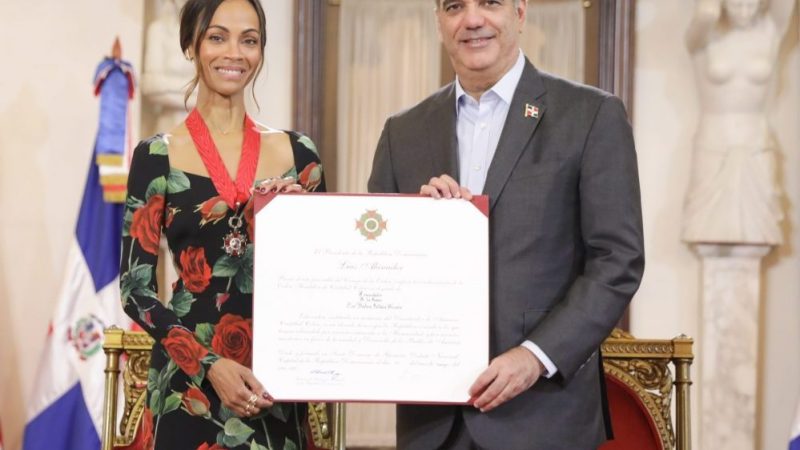 Con la Orden Cristóbal Colón Zoe Saldaña es condecorada por el presidente de RD, Luis Abinader