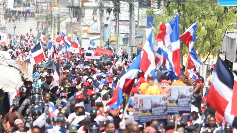 Miles de dominicanos acuden a Friusa en respaldo a la marcha patriótica