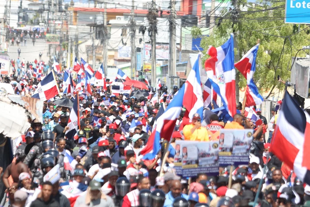 Miles de dominicanos acuden a Friusa en respaldo a la marcha patriótica