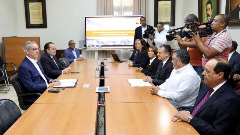 Luis Abinader recibe de la JCE proyecto de ley cambio de la cédula de identidad