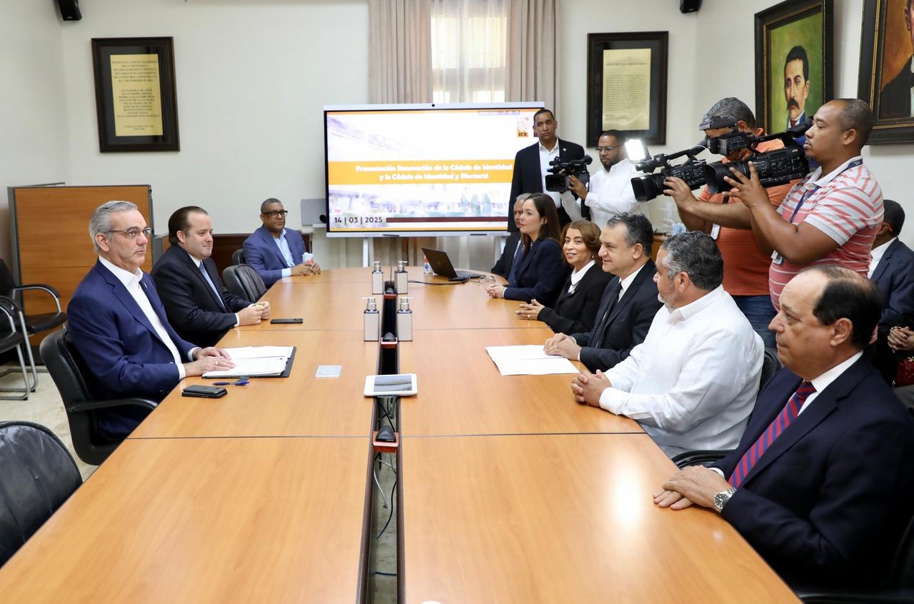 Luis Abinader recibe de la JCE proyecto de ley cambio de la cédula de identidad