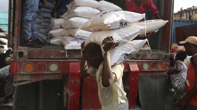 EE. UU. deja sin alianto a los haitianos al cancelar 90% contratos de ayuda exterior