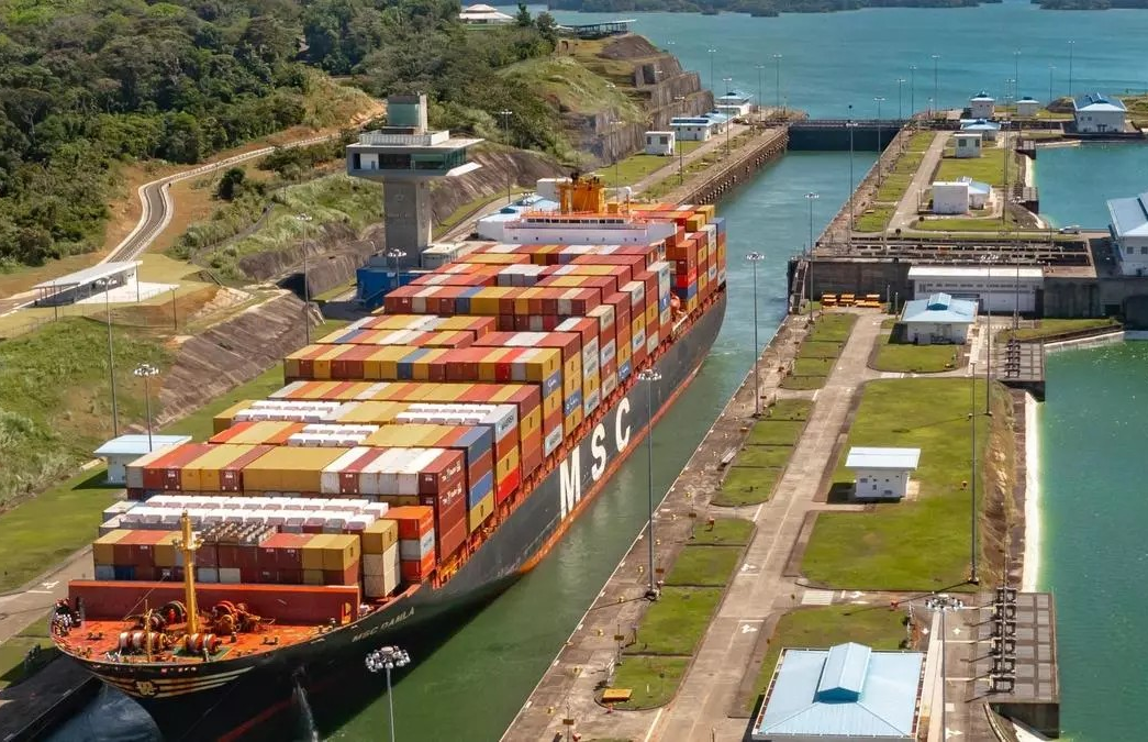 Después de las amenazas de Trump EE. UU. logra comprar dos puertos a China en el canal de Panamá