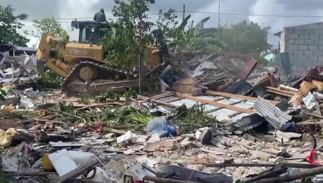 Autoridades de la República Dominicana destruyen más de 300 casuchas construidas por ilegales haitianos en Mata Mosquito, Bávaro