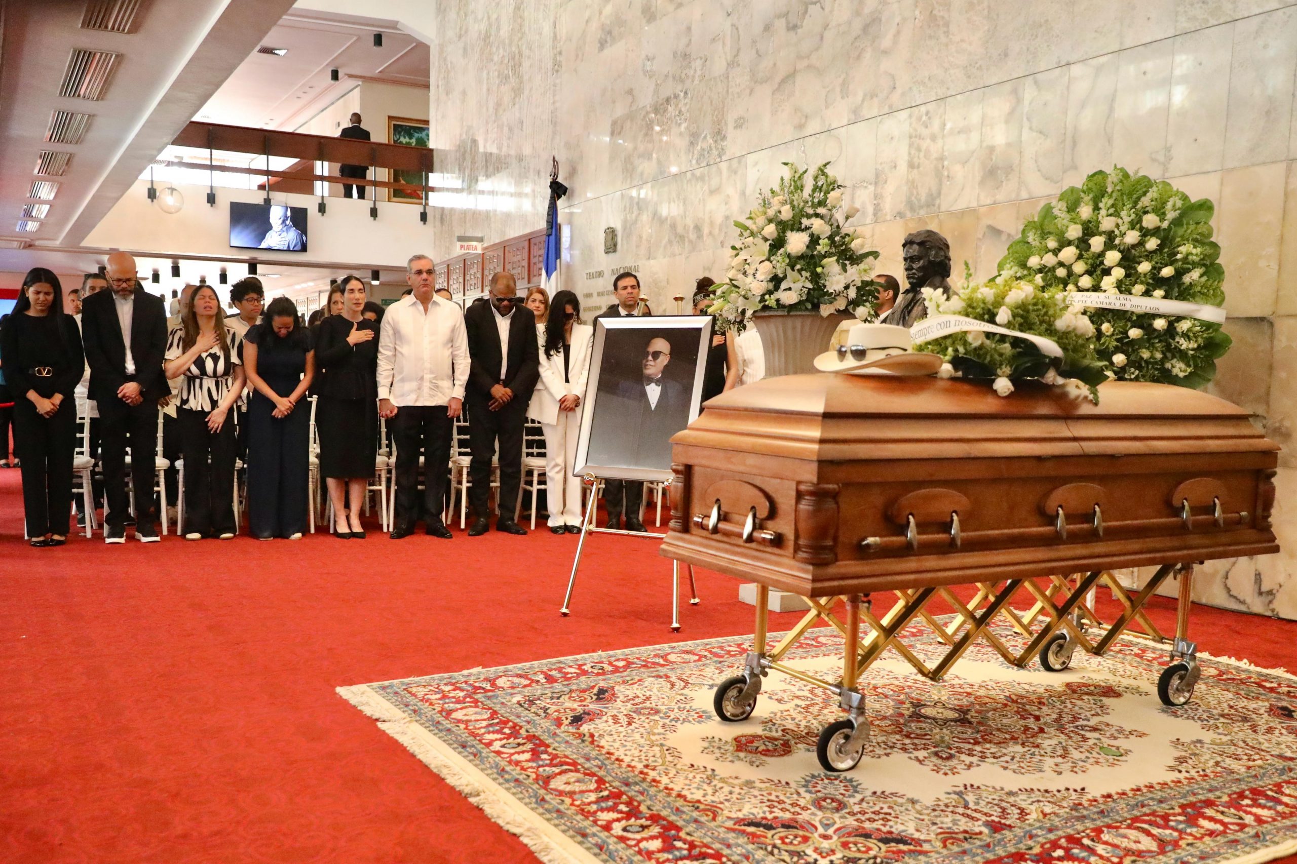 Restos del afamado artista Rubby Pérez son velados en el Teatro Nacional