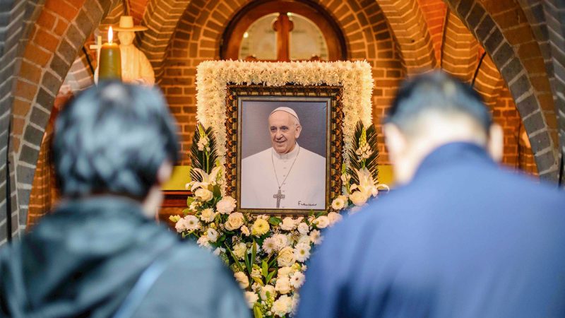 El Vaticano da a conocer primeras imágenes del cuerpo del Papa Francisco en la capilla de Santa Marta