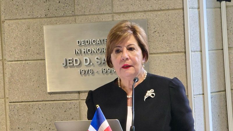Josefina Pimentel dicta conferencia a jóvenes en la Universidad de Columbia