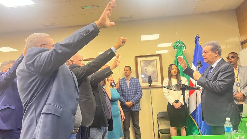 Leonel juramenta en la Fuerza del Pueblo a dirigentes del PRM y del PLD en España*