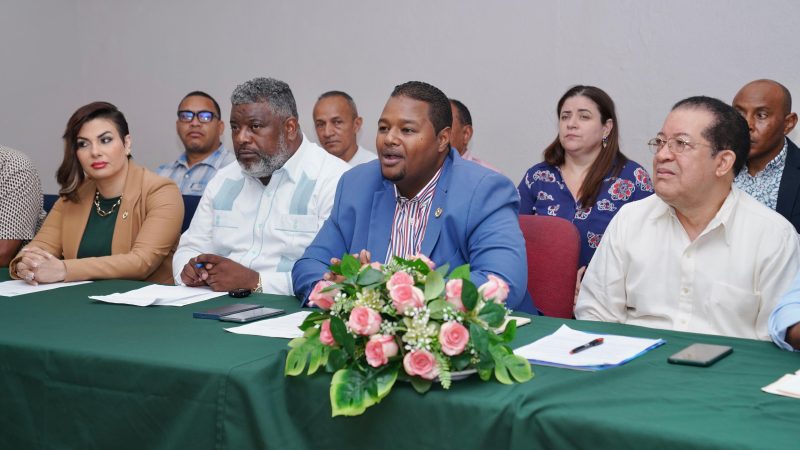 Fuerza del Pueblo acusa al alcalde Francisco Peña de violar leyes y normas administrativas sin consecuencias