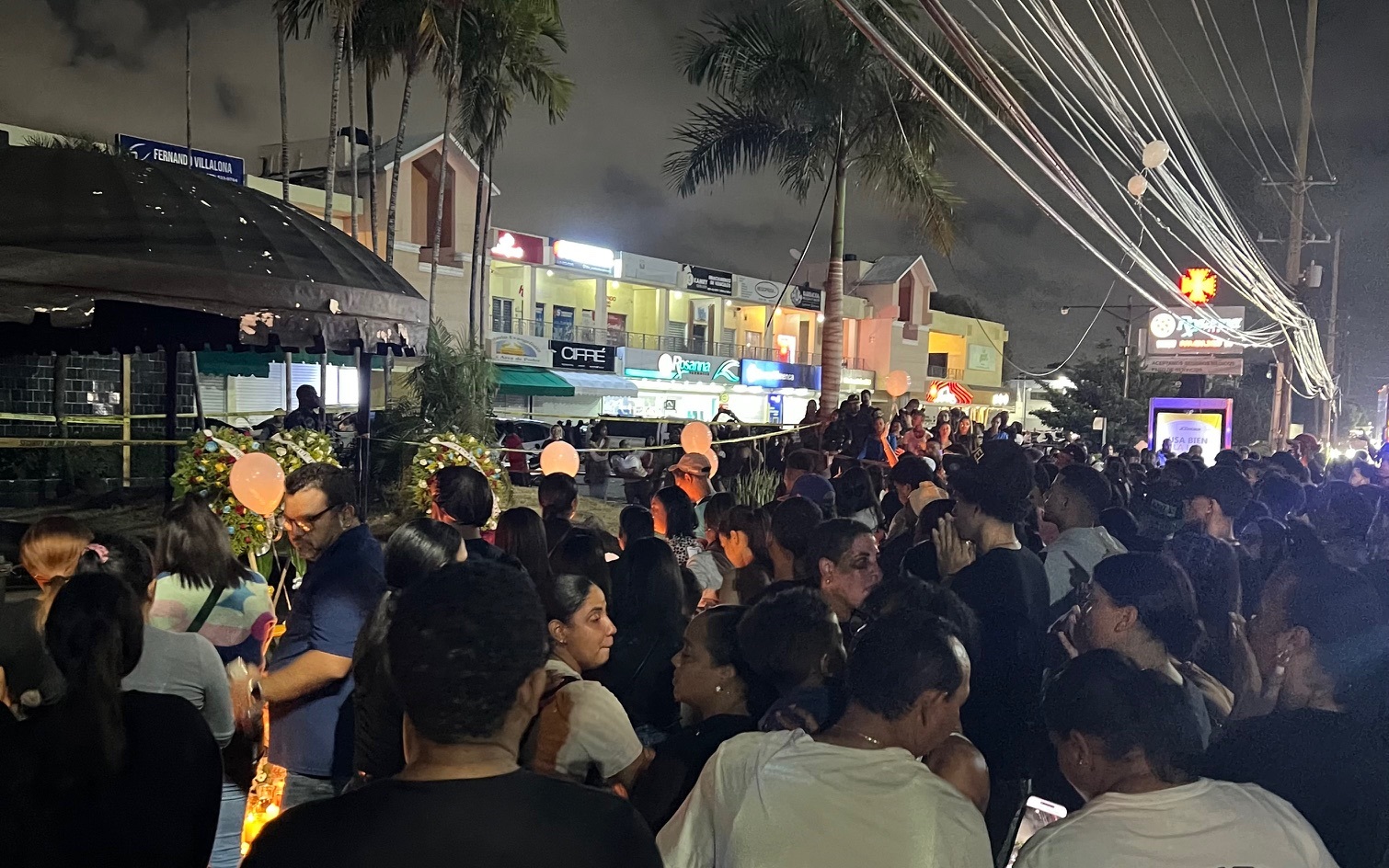 De forma espontánea multitud se congrega frente a Jet Set y realiza jornada de oración por los fallecidos tras derrumbe