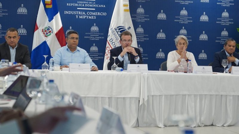 Representantes sectores públicos se reúnen de urgencia para tratar sobre aranceles de un 10% impuesto por EE. UU. a productos naciones