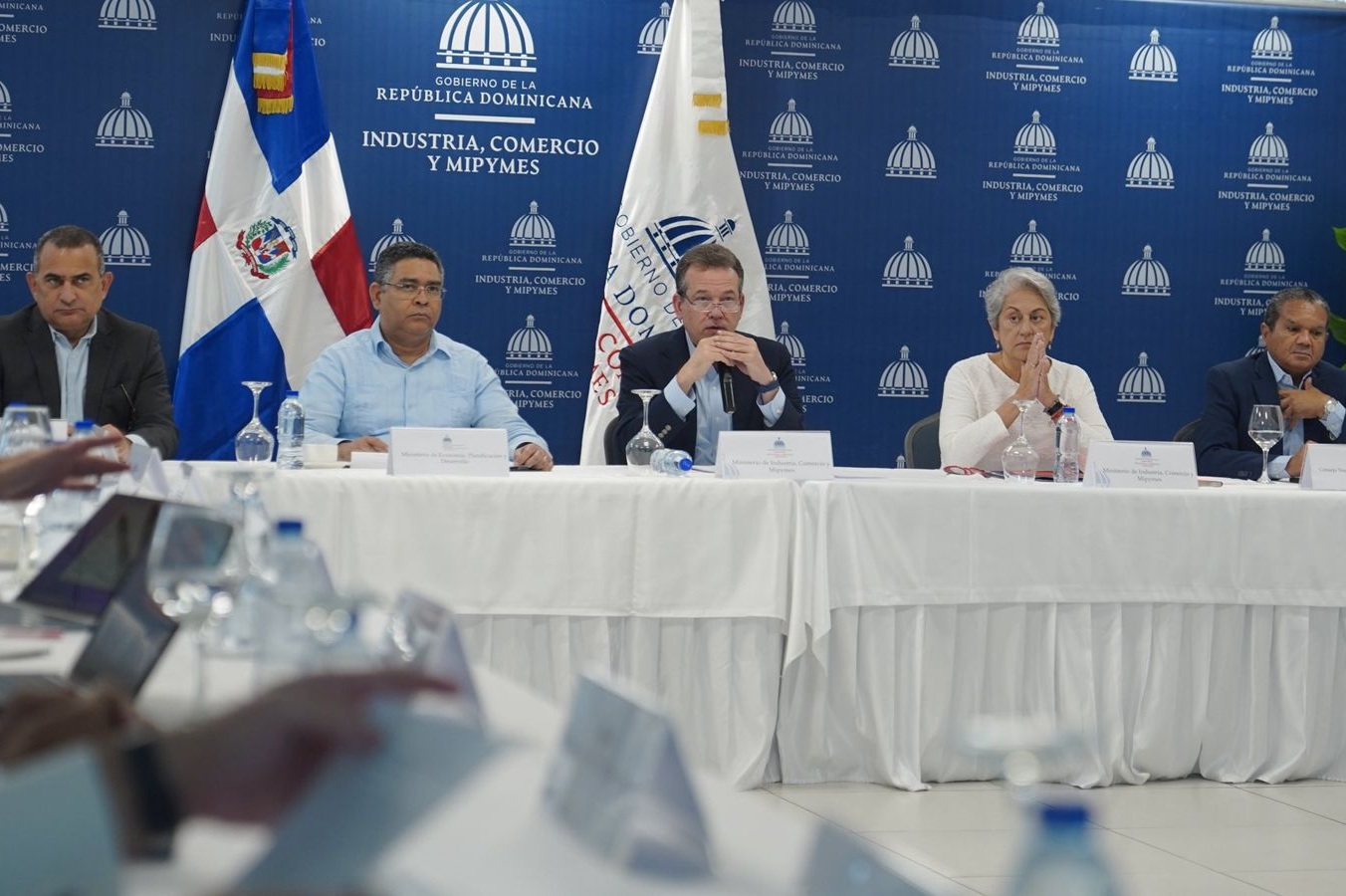 Representantes sectores públicos se reúnen de urgencia para tratar sobre aranceles de un 10% impuesto por EE. UU. a productos naciones