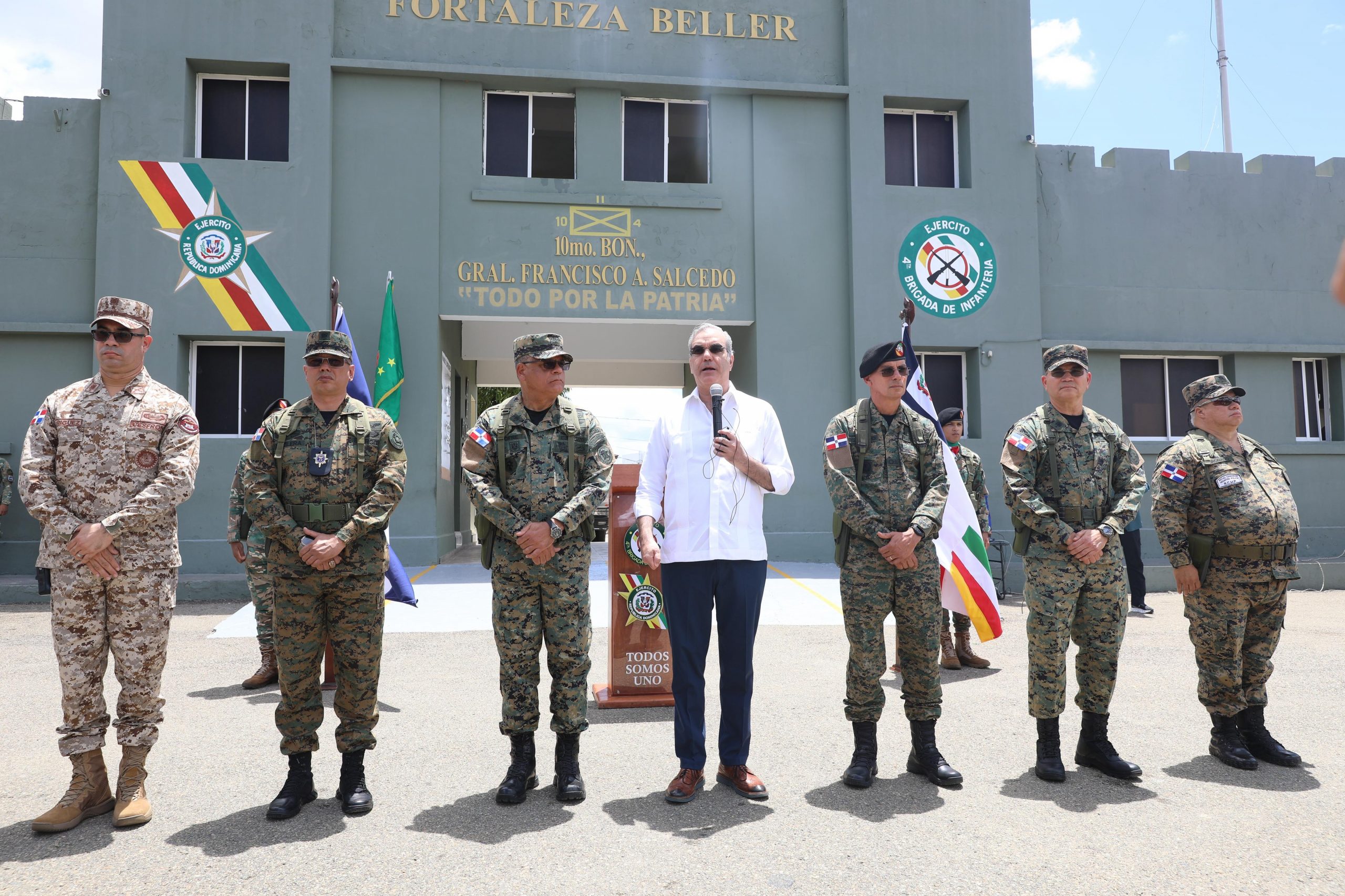 Abinader llama tropas ser «los ojos de la patria en la frontera»
