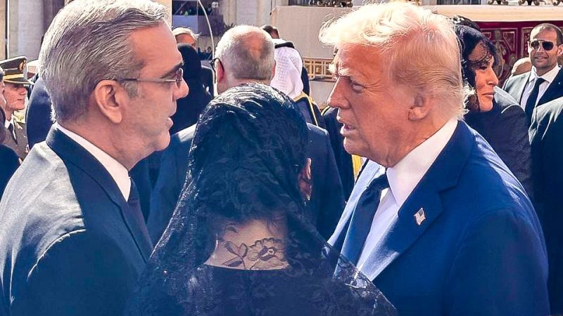 Previo a misa por muerte del papa Trump y Abinader conversan por pocos minutos