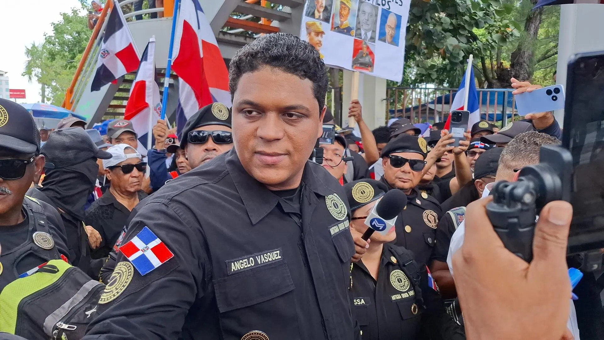 Antigua Orden se retira del parque Independencia para evitar confrontación con marcha de izquierda