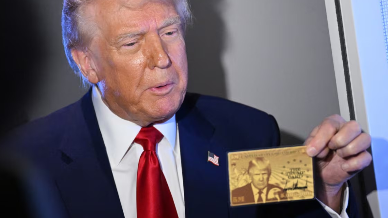 Trump muestra un permiso de residencia llamado «visa de oro» que cuesta 5 millones de dólares para atraer grandes fortunas a EE. UU.