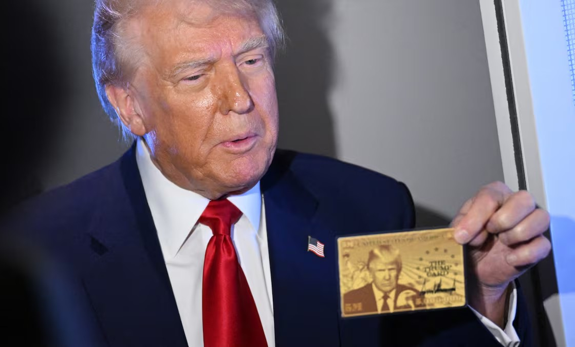 Trump muestra un permiso de residencia llamado «visa de oro» que cuesta 5 millones de dólares para atraer grandes fortunas a EE. UU.