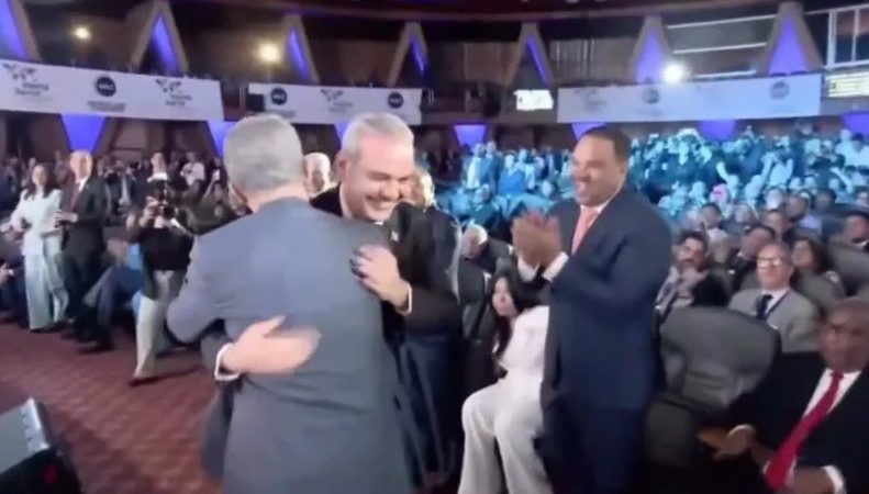 Abinader y Leonel se dan efusivo abrazo en el Congreso Mundial del Derecho