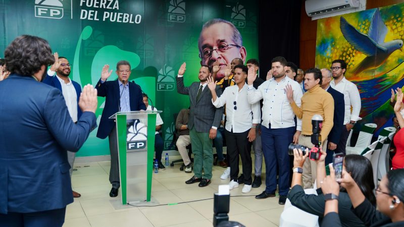 Leonel juramenta a Christian Steffano en la FP junto a otros dirigentes de La Vega