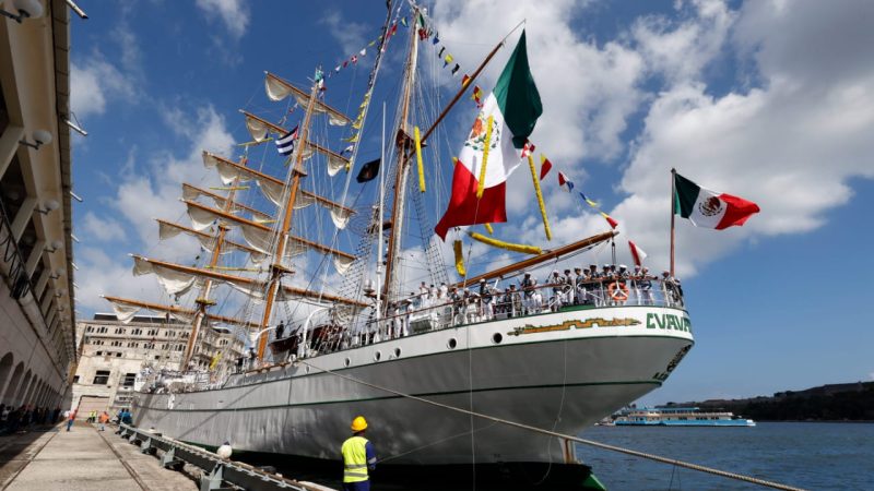Velero de la Armada mexicana choca con el puente de Brooklyn en Nueva York