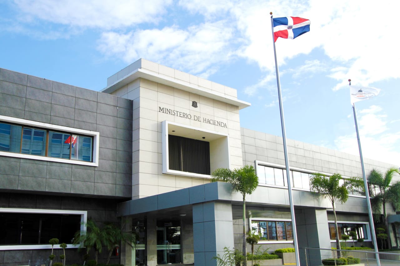Descubren anomalías millonarias en Ministerio de Hacienda en RD