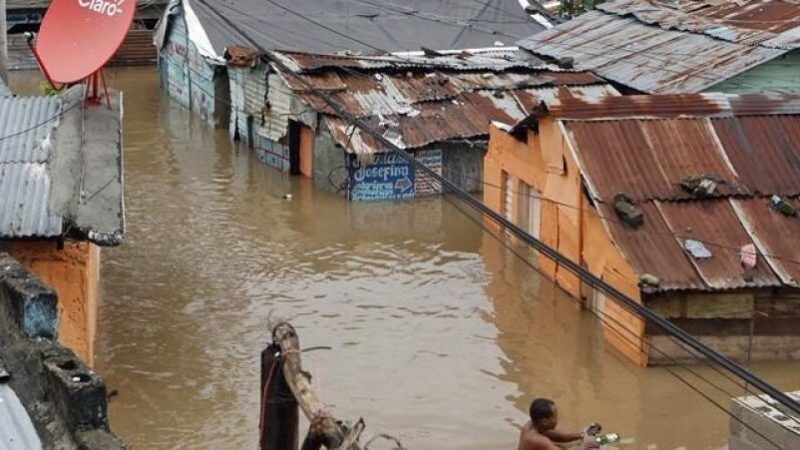 Al menos 365 personas dejaron sus viviendas por fuertes aguaceros y crecida del río Arroyo Hondo La Vega, RD