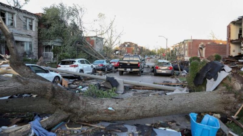 Se registran 21 muertos por tornados en Misuri y Kentucky