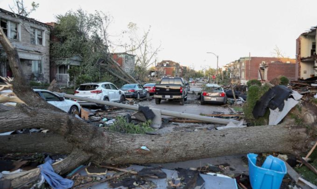 Se registran 21 muertos por tornados en Misuri y Kentucky