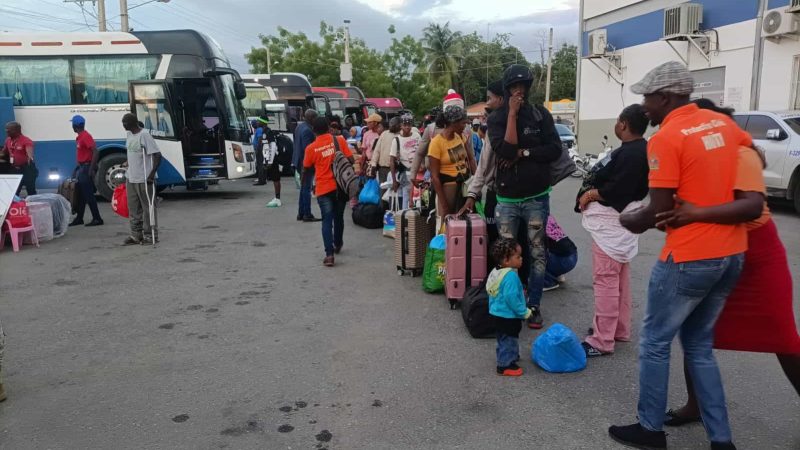 Autoridades haitianas establecen centros médicos para dar asistencia a sus inmigrantes retornan desde RD