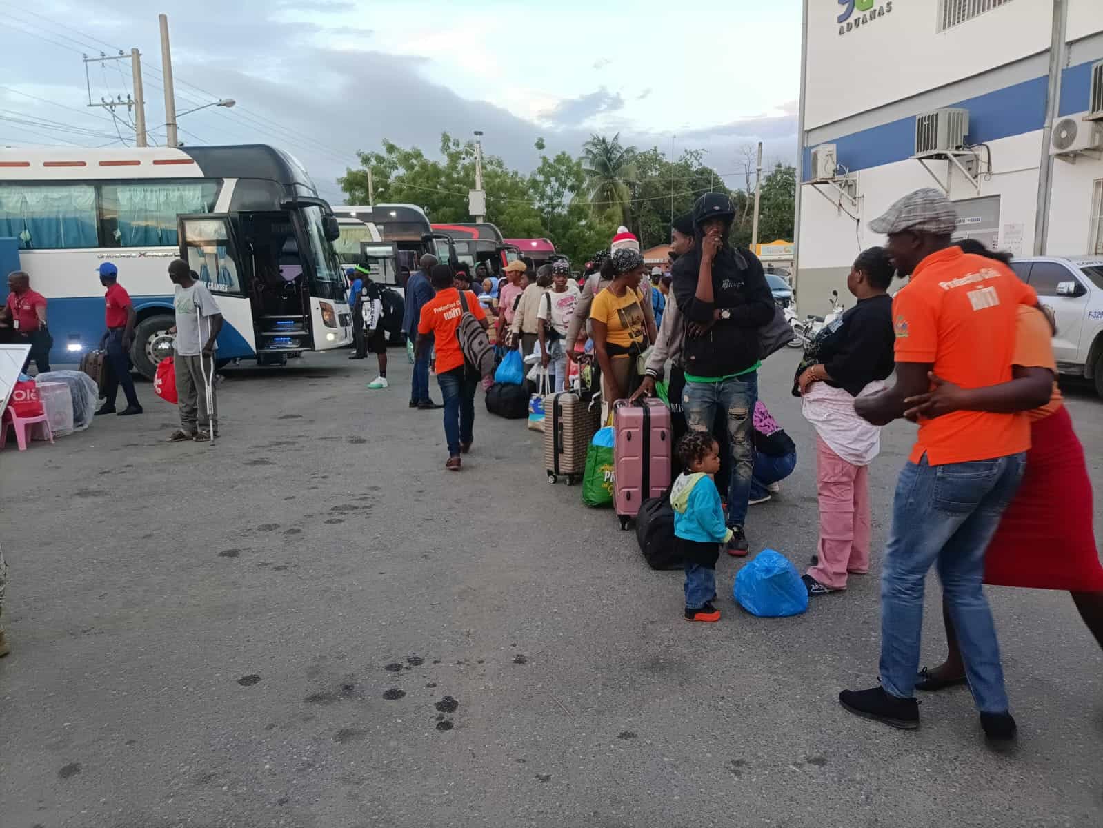 Autoridades haitianas establecen centros médicos para dar asistencia a sus inmigrantes retornan desde RD
