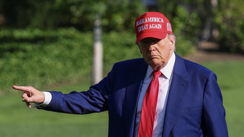 Trump llama a los especuladores a no subir los precios del petróleo