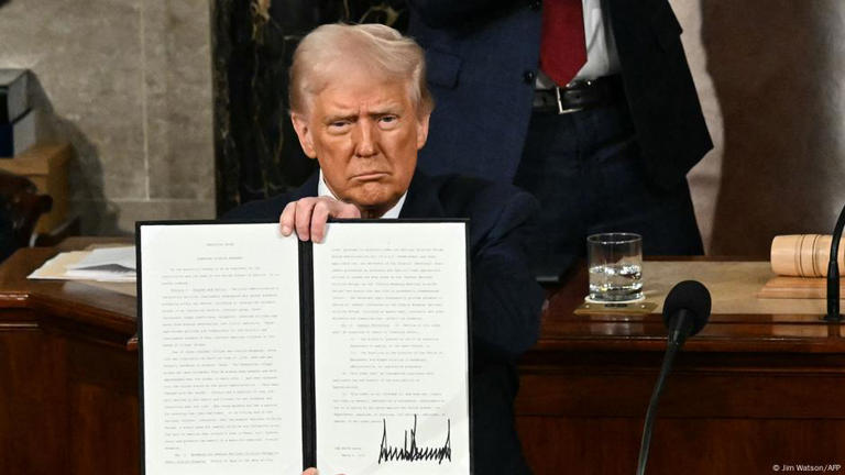 Trump valora agregar a 36 naciones más a su lista de prohibición de entrada a EE. UU.